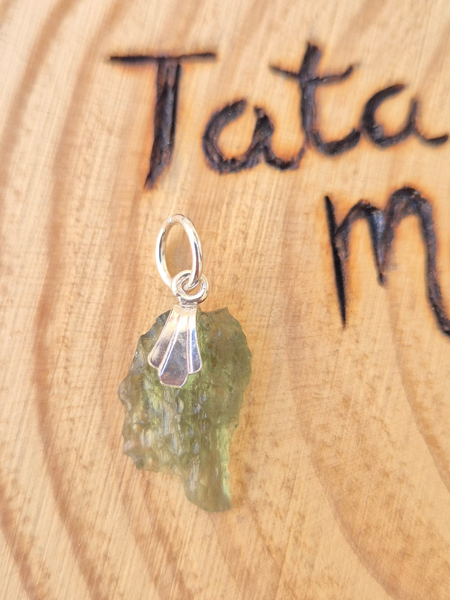 Moldavita - Piedra de Transformación y Conexión Cósmica con enganche de plata Tienda esotérica Málaga - La Tienda de Tata Magic: tienda Esotérica en Málaga